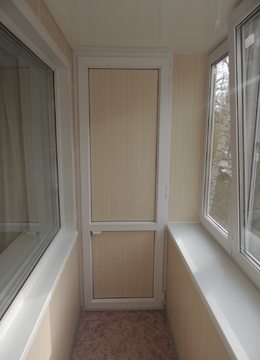 Остекление, балконный блок с откосами, внутренняя отделка панелями, линолеум, шкафы
